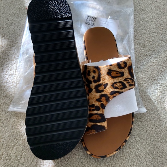 Vegan Leopard flip flop sandals.  NWOT - Picture 3 of 5